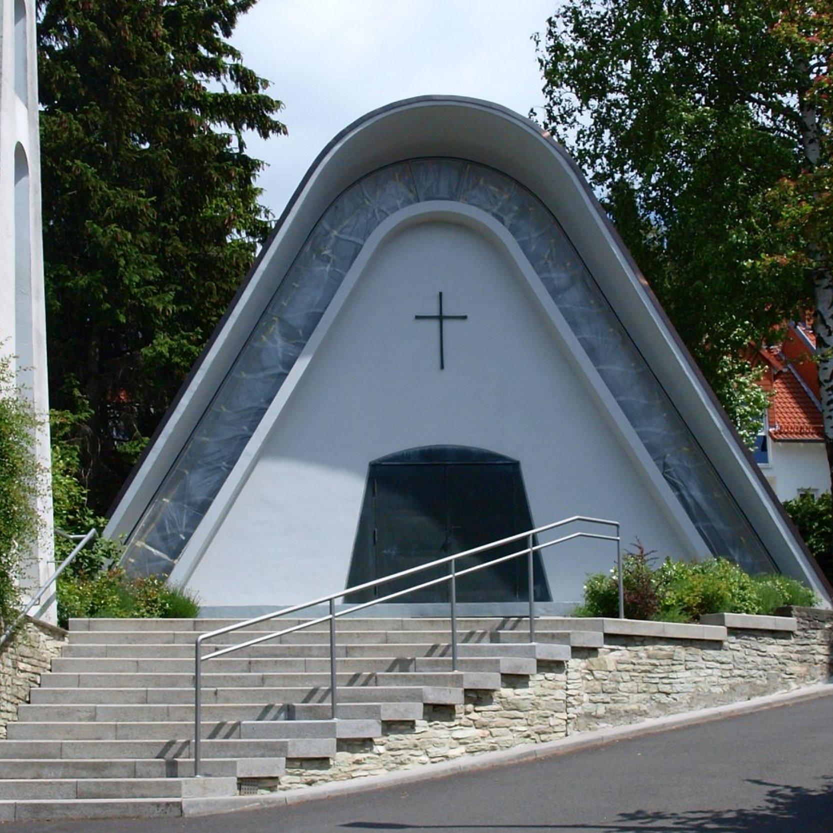 Modernes Kirchengebäude mit separatem Kirchturm