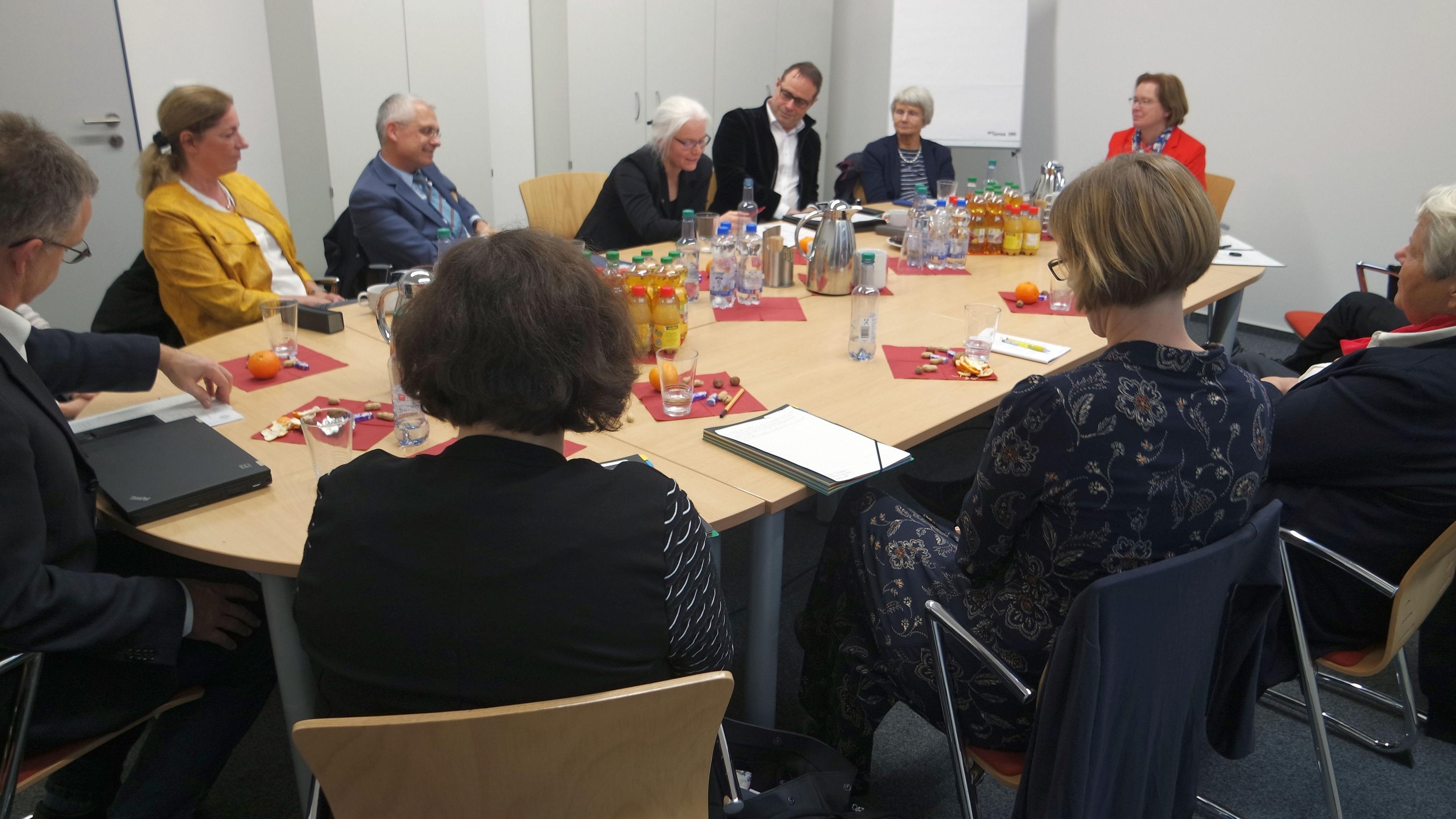 Menschen an einem Konferenztisch