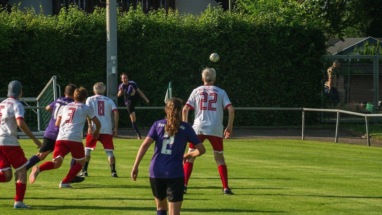 Spieler der Kirchenelf schießt Eckball