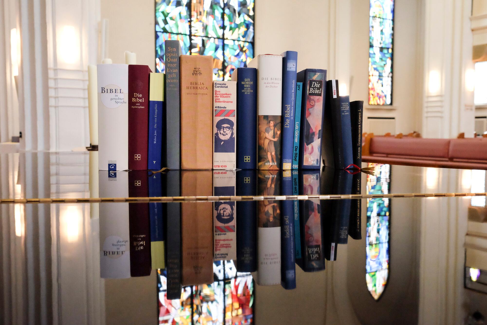 Evangelische Friedensgemeinde in Bremen: Altar mit Bibeln. Foto: Karsten Klama