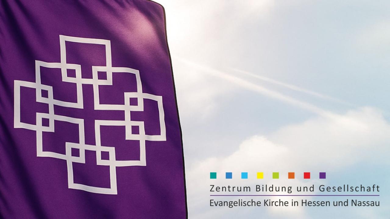 Lila Fahne mit weißem, geometrischem Facettenkreuz vor hellem Himmel; rechts das Logo „Zentrum Bildung und Gesellschaft – Evangelische Kirche in Hessen und Nassau“ mit farbigen Quadraten.