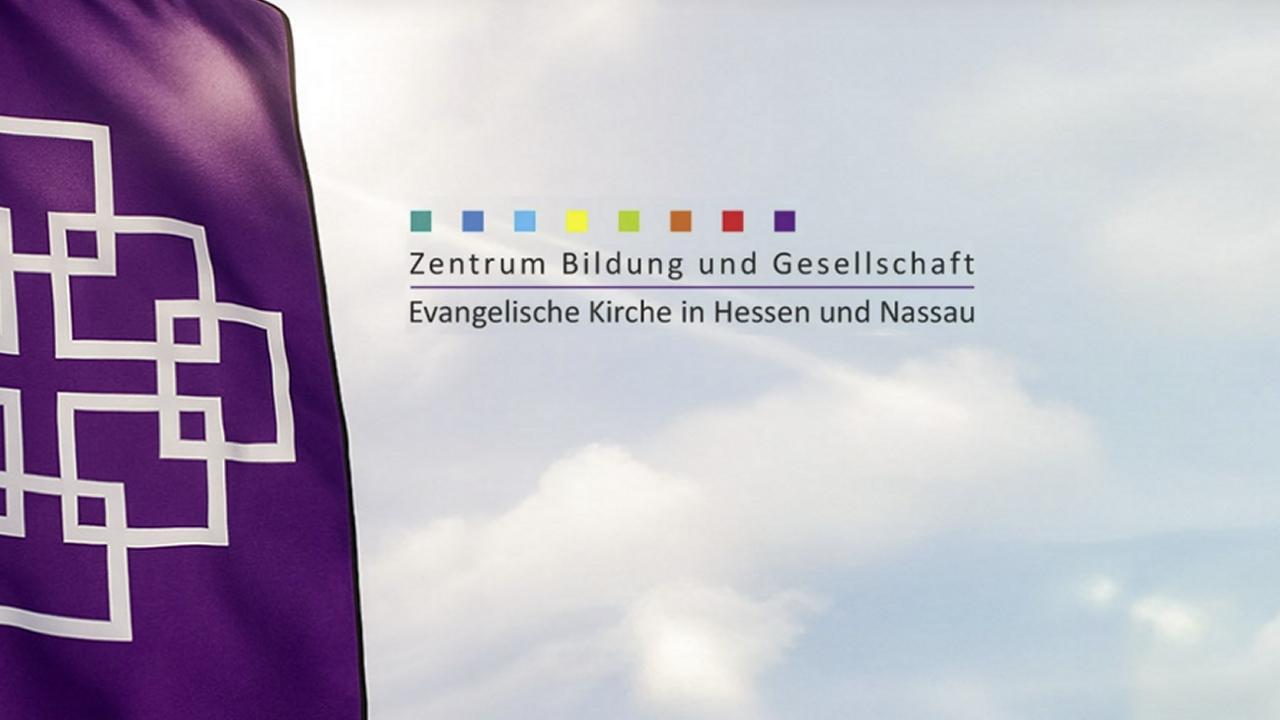 Lila Fahne mit weißem, geometrischem Facettenkreuz vor hellem Himmel; rechts das Logo „Zentrum Bildung und Gesellschaft – Evangelische Kirche in Hessen und Nassau“ mit farbigen Quadraten.