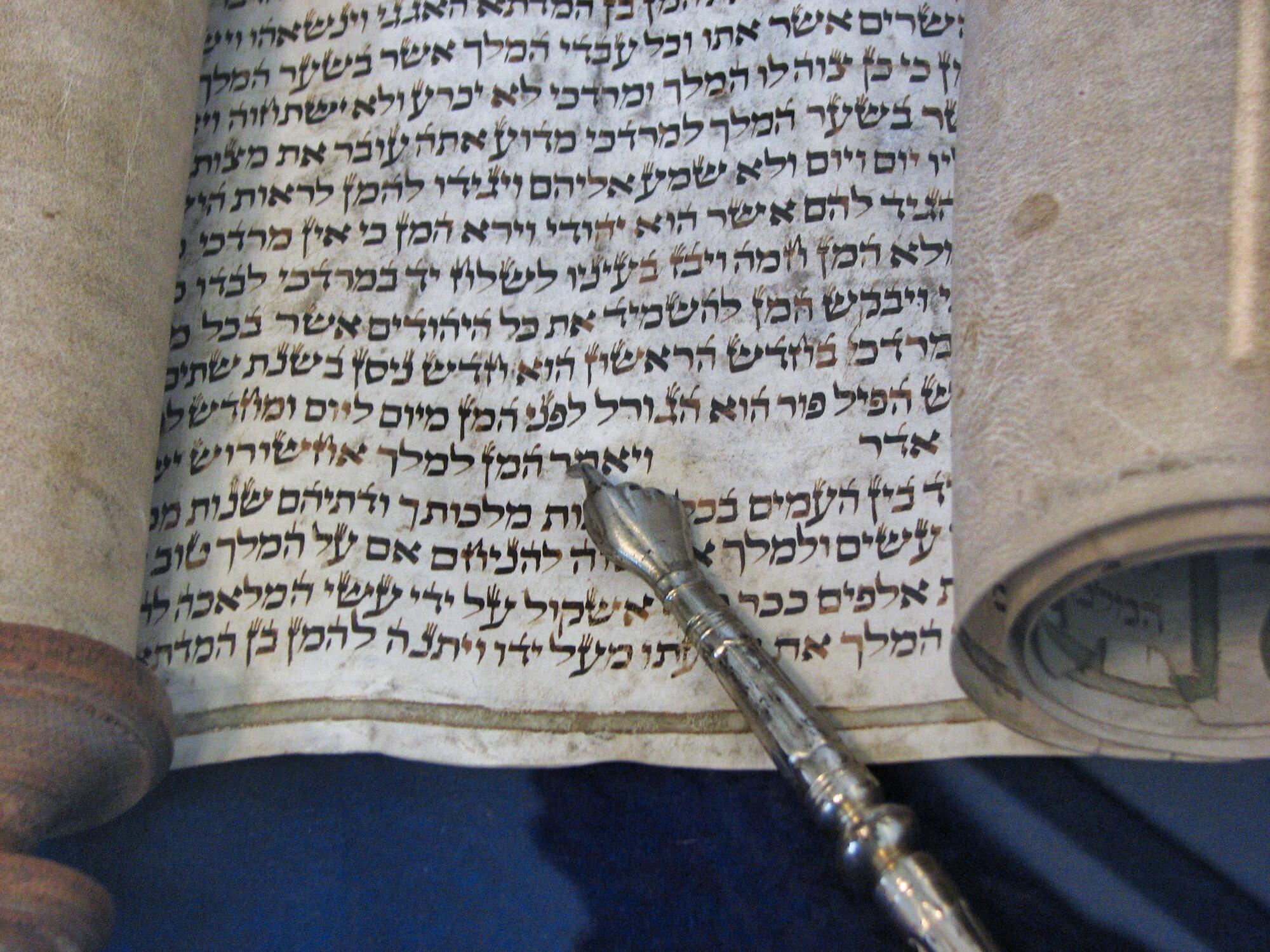 Alte Toratexte mit Torafinger.