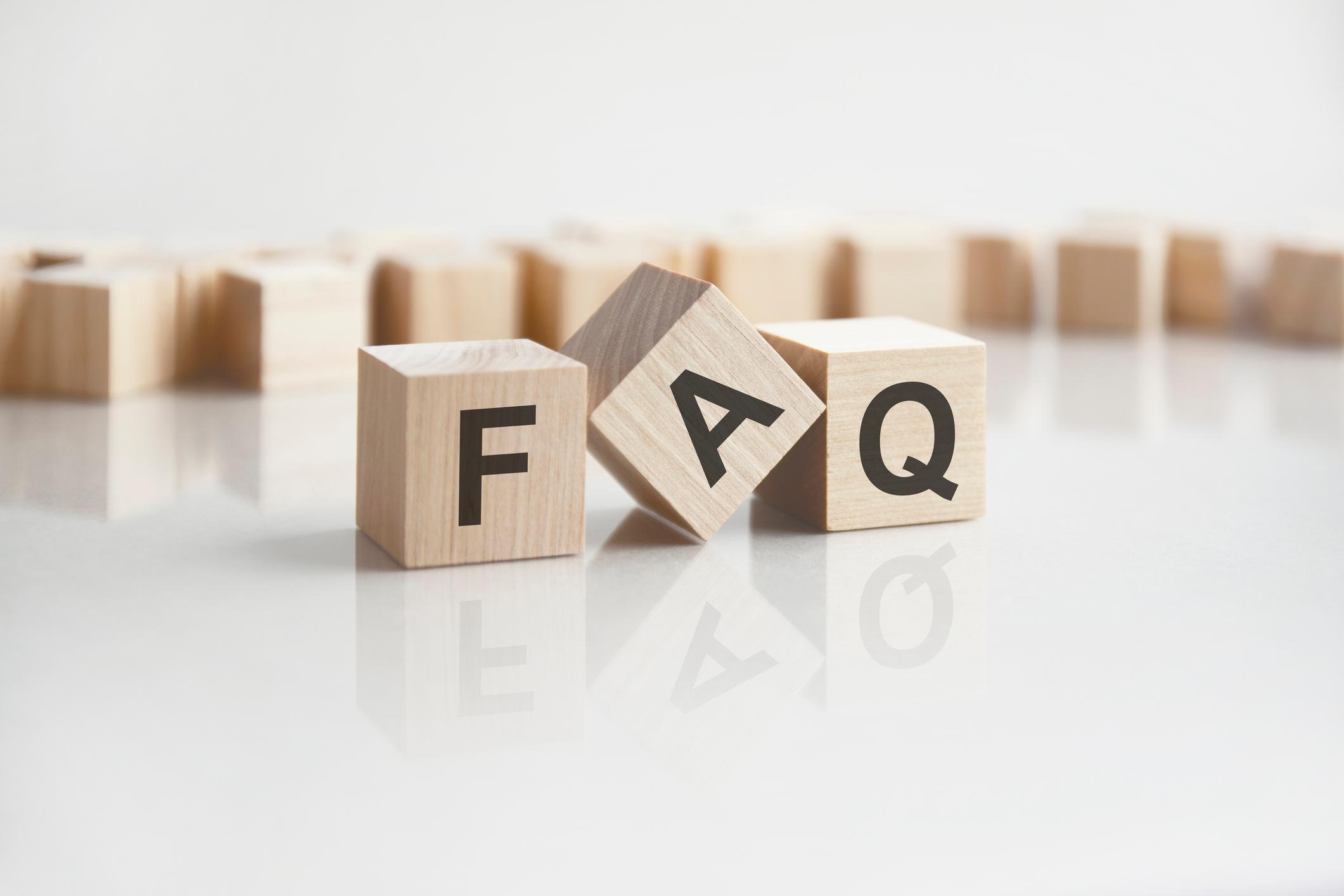 Drei Holzwürfel mit den Buchstaben F, A und Q