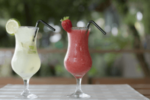 Zwei Cocktailgläser auf einem Tisch