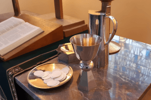 Silbernes Abendmahlsgeschirr auf dem Altar der Stadtkirche