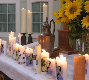 Taufkerzen auf dem Altar