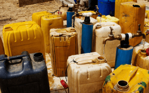 Kanister zum Wasserholen in Afrika