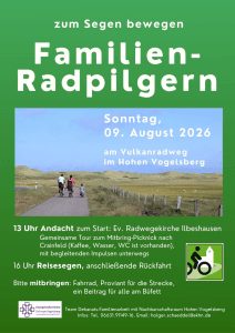 vier Menschen auf Fahrrädern auf einem Weg
