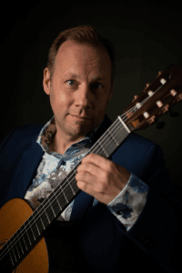 Gitarrist Klaus Wladar mit Gitarre