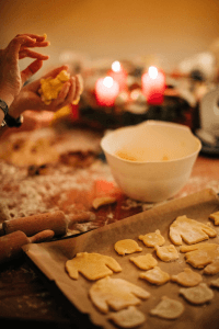 Kinder backen Plätzchen im Advent.
