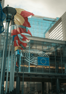 Vor dem Europaparlament in Brüssel. Es hängen verschiedene Länderflaggen davor.