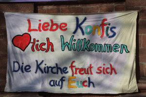 Buntes Plakat mit einem Willkommensgruß an die Konfis