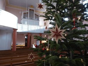 Beleuchteter Tannenbaum in der Kirche