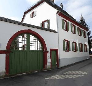 Ansicht des Pfarrhauses mit Hoftor.