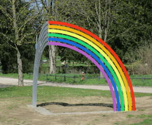 Die Schattenseite des Regenbogens ist ein Mahnmal für die Opfer des § 175 StGB und die ermordeten Homosexuellen in der Zeit des Nationalsozialismus in Darmstadt. Es wurde im Oktober 2022 eingeweiht