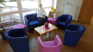 Sitzgruppe im Ev. Gemeindezentrum Liederbach