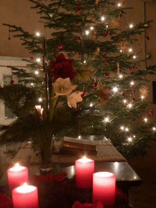 Adventskranz und Tannenbaum in der Kirche