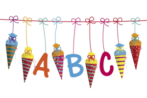 Bunte Schultüten und die Buchstaben ABC hängen an einer Leine