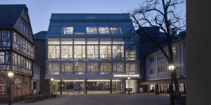 Außenansicht der Evangelischen Akademie Frankfurt in der Dämmerung