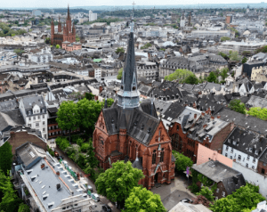Bergkirche inmitten des Bergkirchenviertels von oben fotografiert