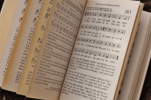 Aufgeschlagenes Gesangbuch