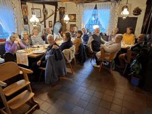 Restaurant mit besetzten Tischen
