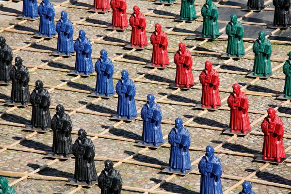 verschieden farbige Lutherfiguren in rReih und Glied auf eine Platz angeordnet. Eine Kunstinstallation des Künstlers Otmar Hörl anlässlich des Lutherjahres 2017
