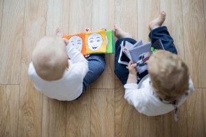 Spielende Kleinkinder