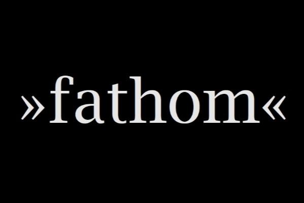 Grauer Schriftzug "fathom" auf schwarzem Hintergrund