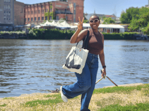 Carine Kuetche Mantoh steht am Fluss
