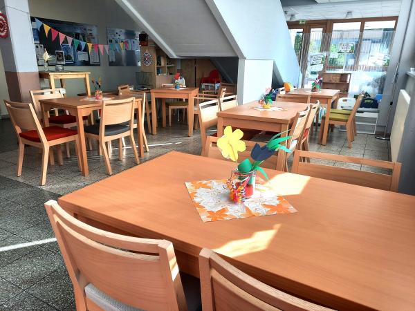 Tischgruppen im Foyer des Mehrgenerationenhauses