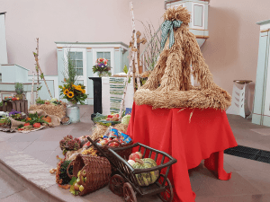 Reich geschmückter Altarraum mit Obst, Gemüse, Blumen und Getreide