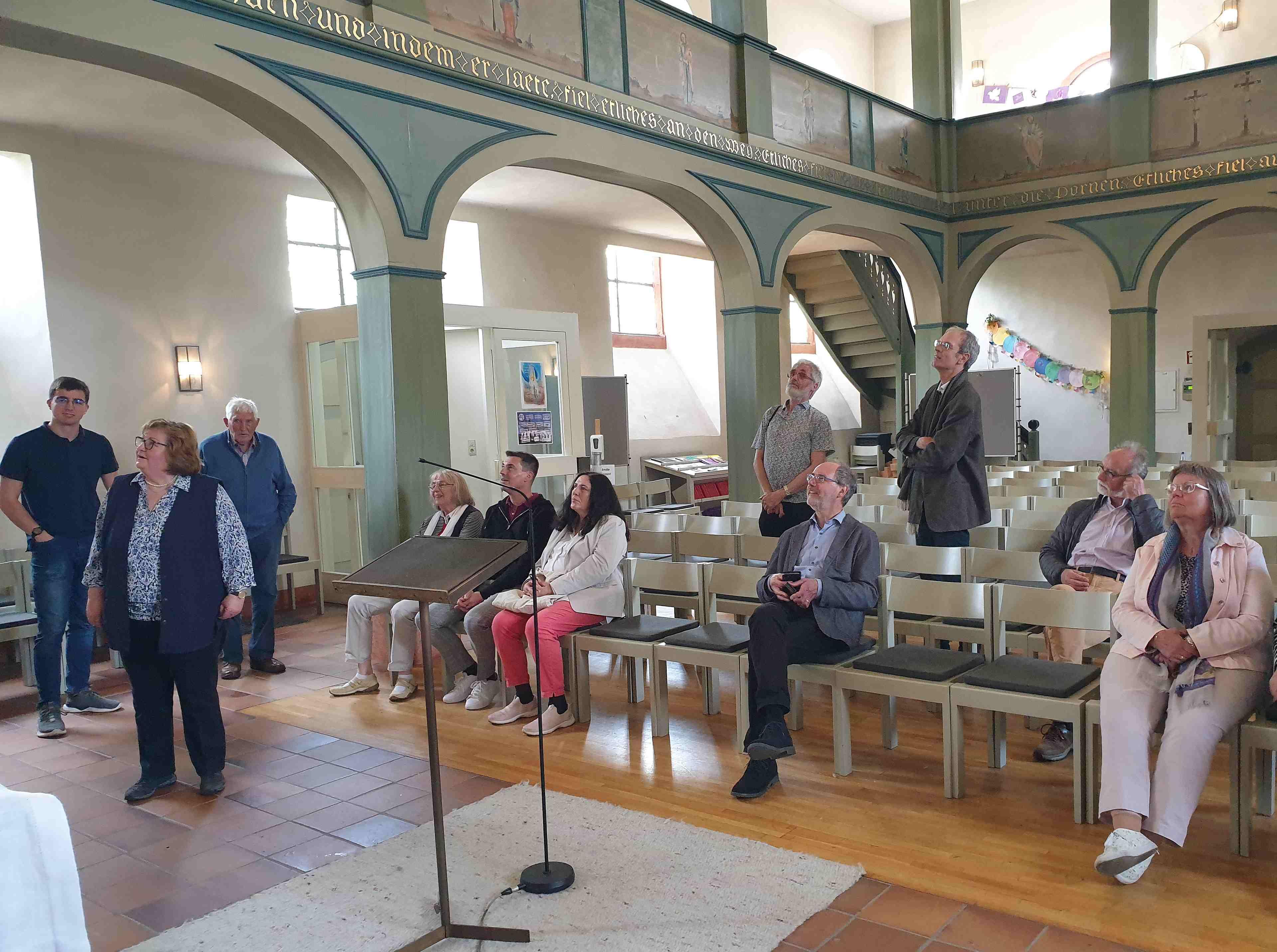 Visitation Büttelborn Personengruppe auf Kirchenbänken