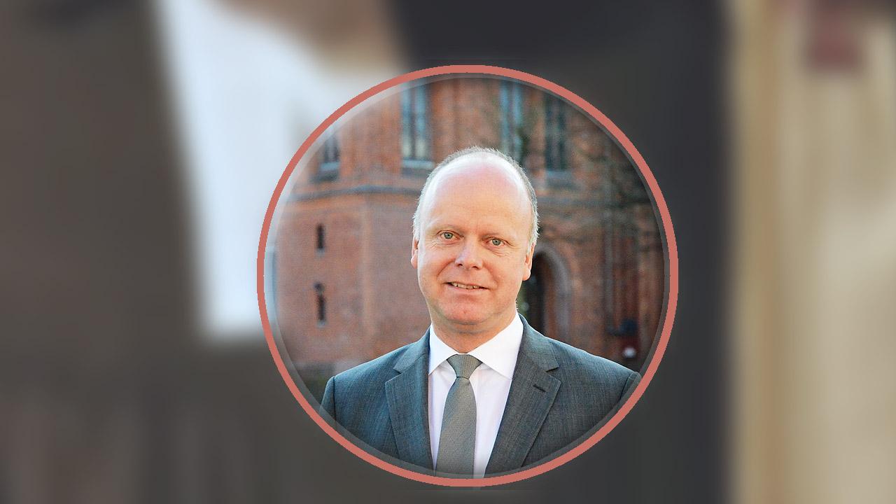 Propst Oliver Albrecht Oliver Albrecht, im Hintergrund ein Talar