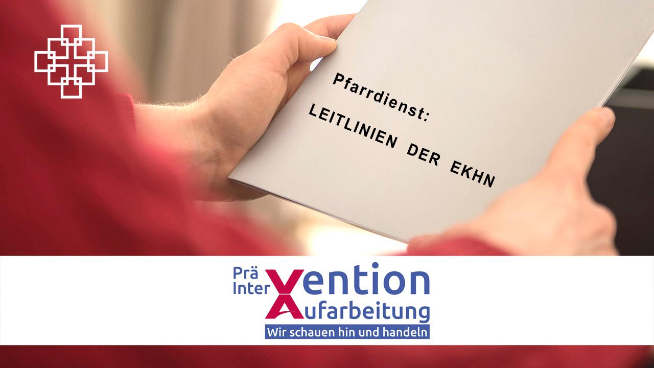 Leitlinien gegen sexualisierte Gewalt Hände einer Frau, die ein Blatt Papier halten