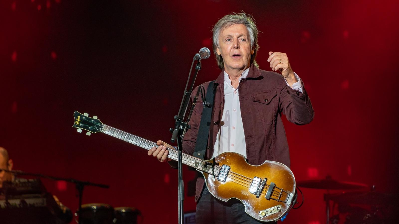 Paul McCartney Auf der Bühne mit E-Bassgitarre.