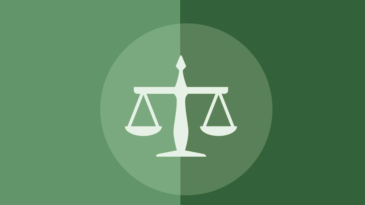 Justiz Waage auf grünem Hintergrund