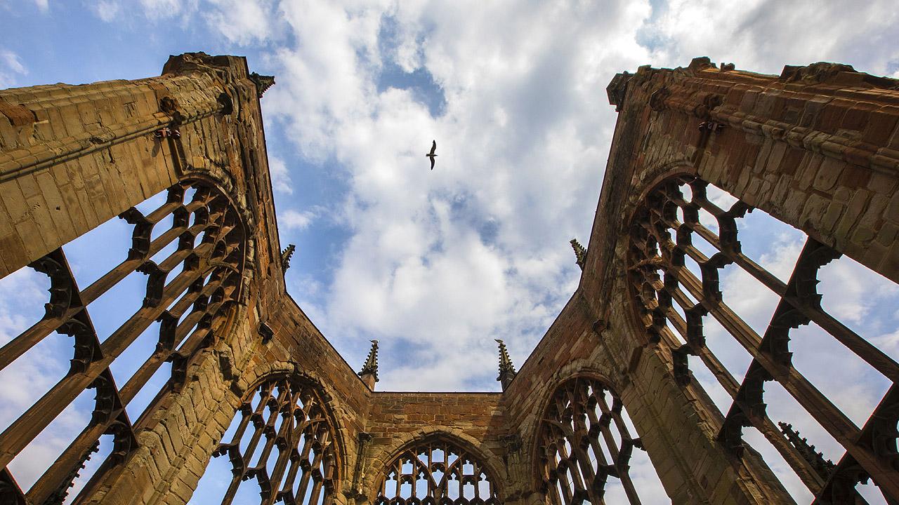 Coventry-Kathedrale Ein Vogel fliegt den Ruinen einer Kirche