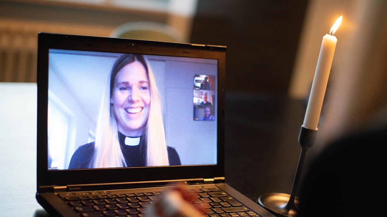 Digitaler Gottesdienst Pfarrerin im digitalen Gottesdienst