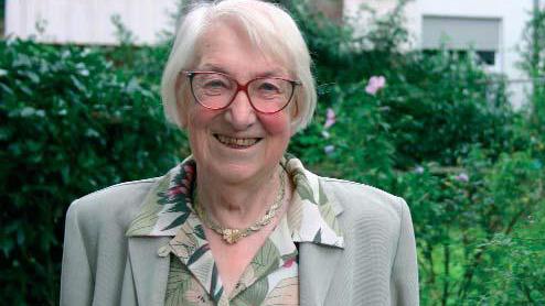 Elisabeth Beyersdörfer Elisabeth Beyersdorfer blickt freundlich in die Kamera, sie steht in einem Garten und hat ein graues Jacket an und eine geblümte Bluse.