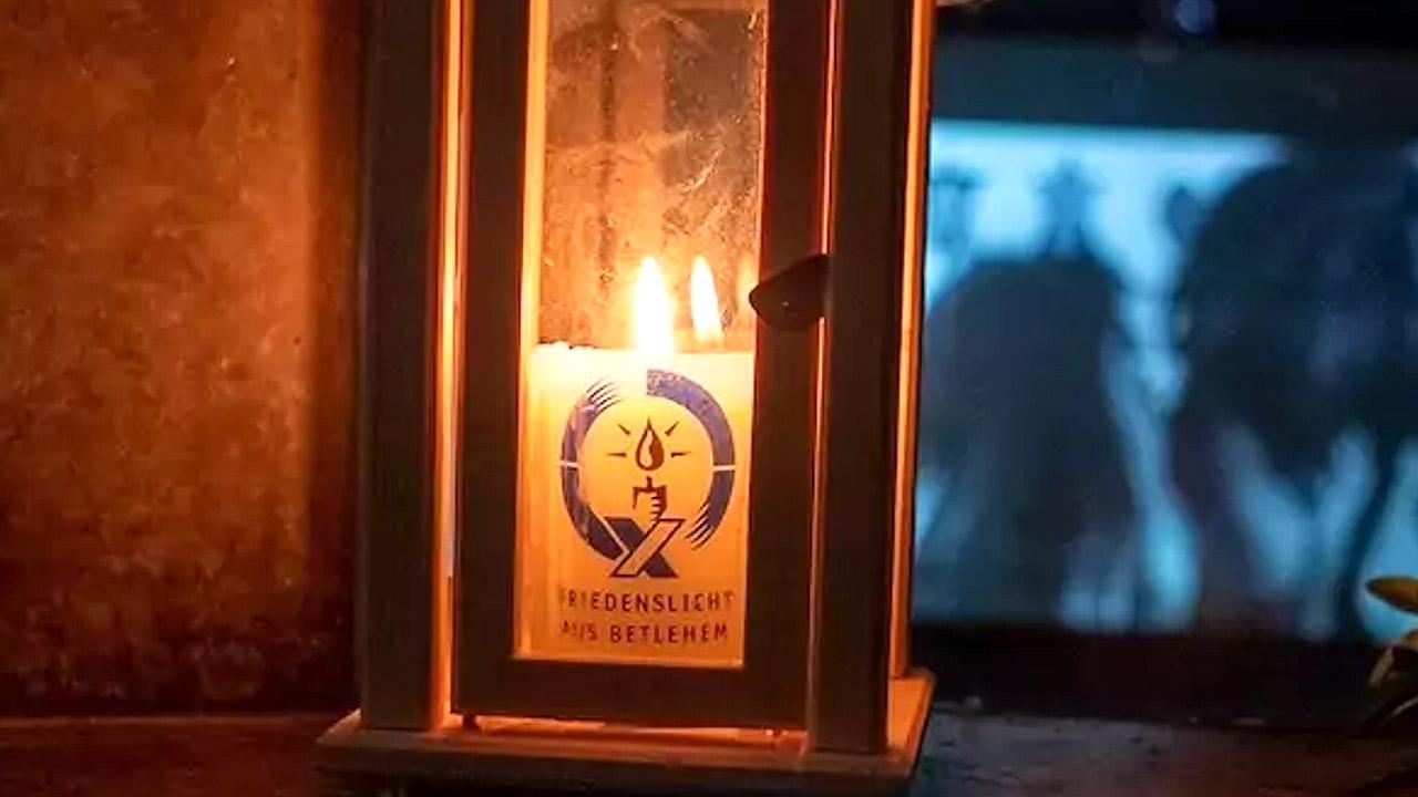Friedenslicht in einer Laterne auf einem Fensterbrett