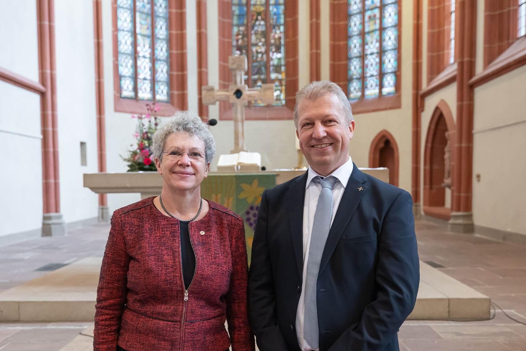 Pfeiffer und Schneider in Homberg Doppelportrait vor dem Altarraum der Homberger Stadtkirche.