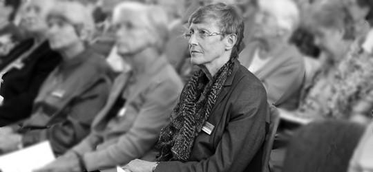 Elisabeth Steinhard Steinhard sitzt in einer Reihe mit anderen Frauen.