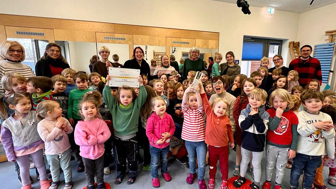 Lesepreis für Kita Gruppenbild mit vielen kleinen Kindern, die sich freuen