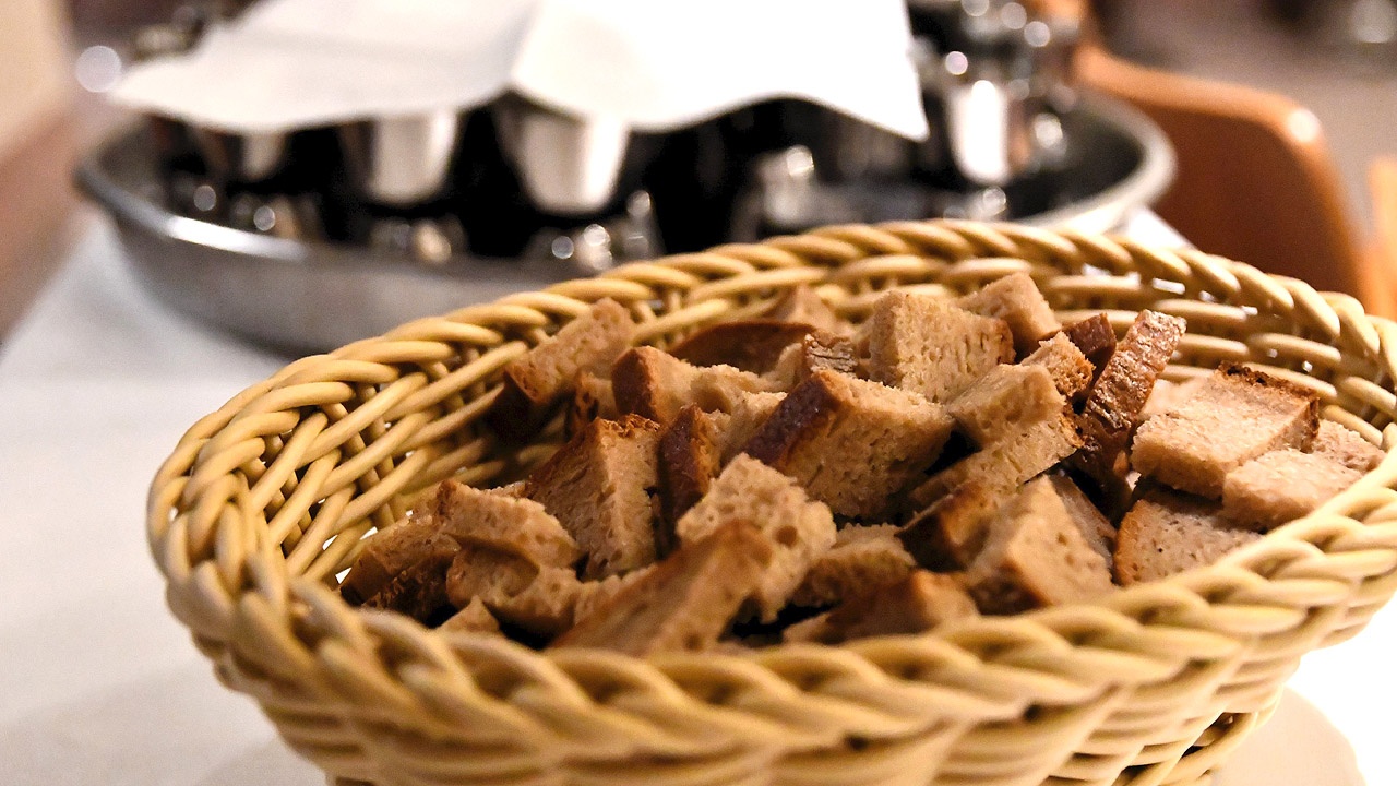Abendmahl Korb mit Brotwürfeln
