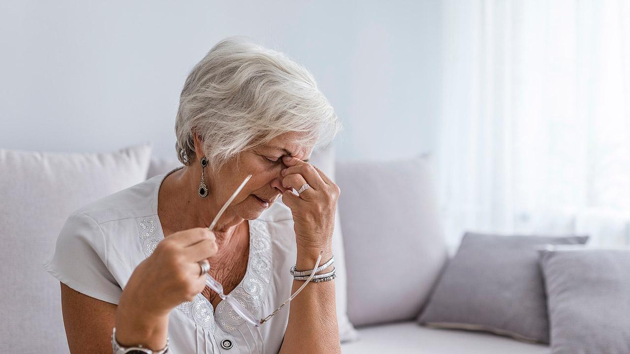 Erschöpfte Seniorin