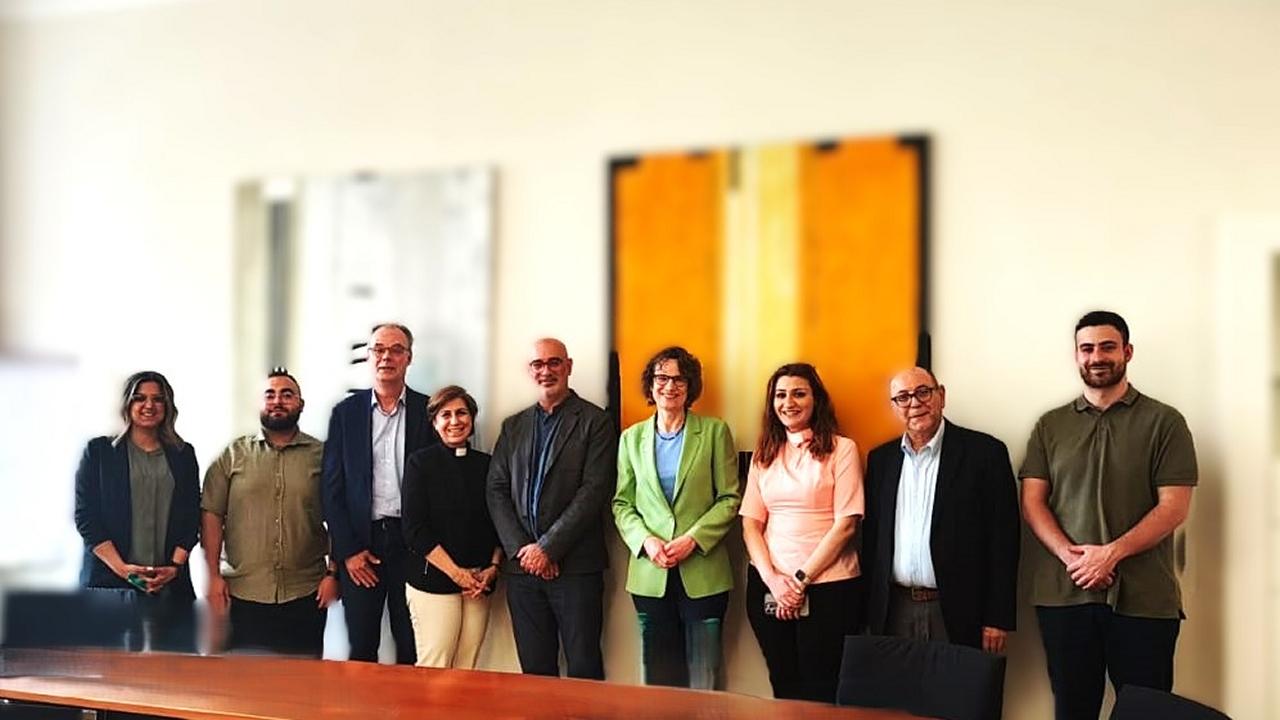 Lehrende und Studierende der Hochschule N.E.S.T. im Libanon Gruppenfoto