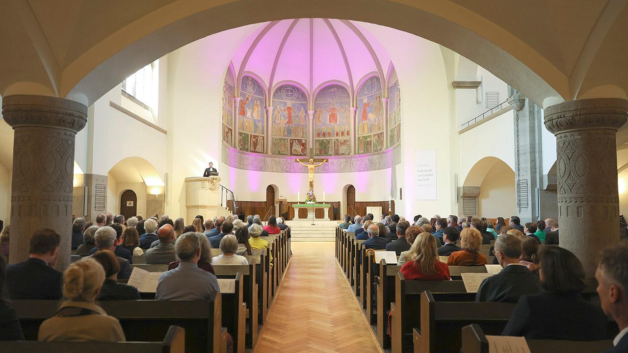 Voll besetzte Kirche