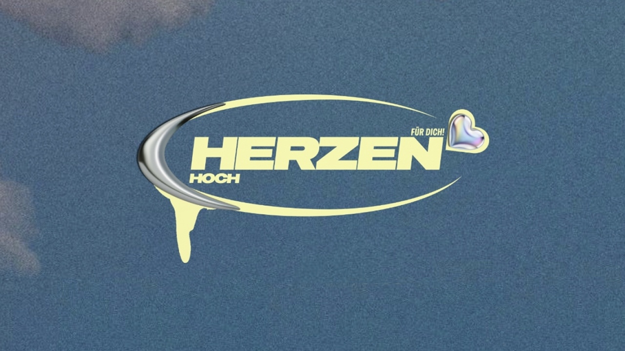 Herzen Hoch Grafik mit blau-grauem, wolkigem Hintergrund. In der Mitte steht der Schriftzug „HERZEN HOCH“ in großen, cremegelben Großbuchstaben, umgeben von einem ovalen Ring. Rechts daneben steht klein „FÜR DICH!“ und ein schimmerndes Herzsymbol. Links überlagert ein silbernes, geschwungenes Element den Ring, aus dessen Unterseite ein tropfenförmiger cremegelber Verlauf herabhängt.